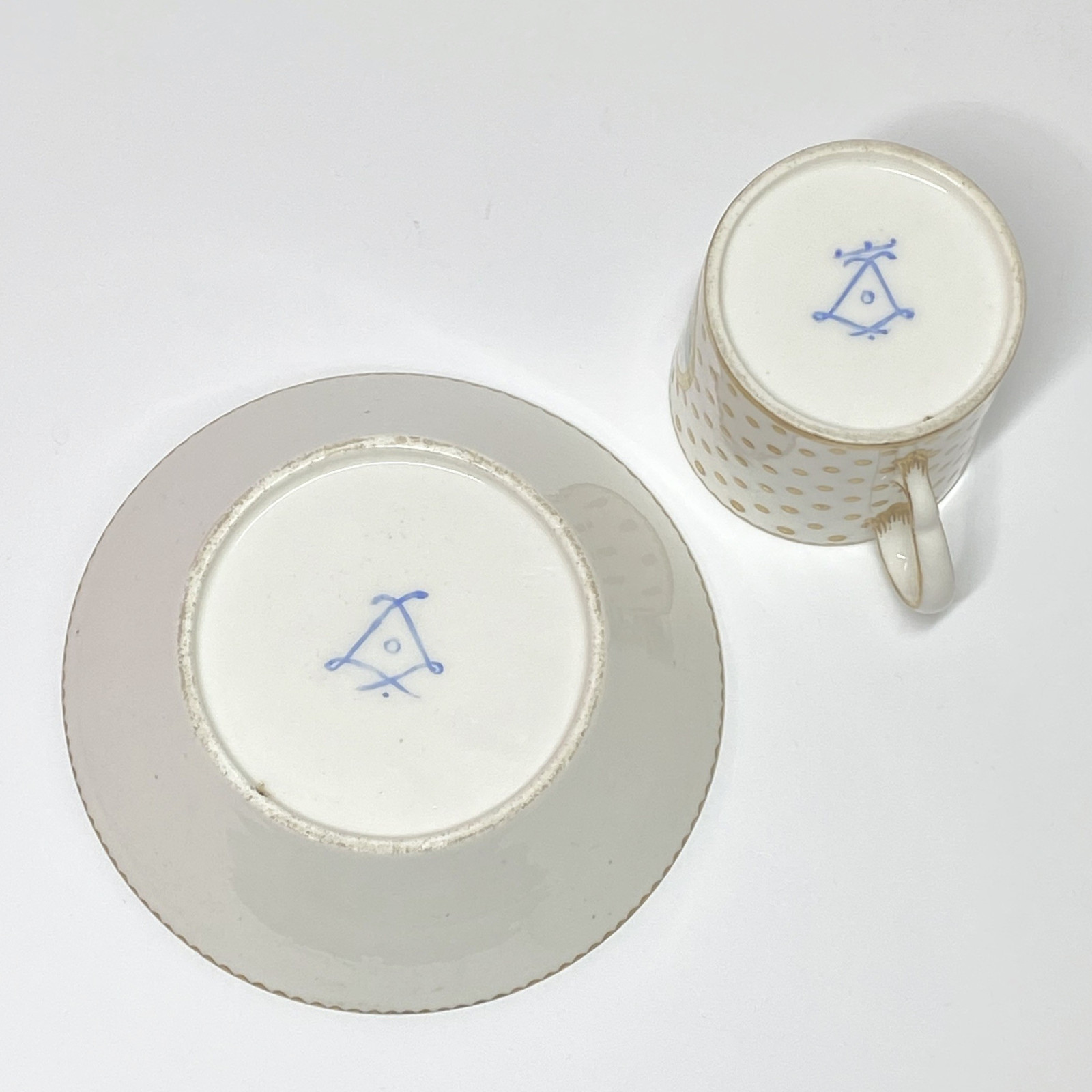 Gobelet litron en porcelaine tendre de Sèvres - XVIIIe siècle