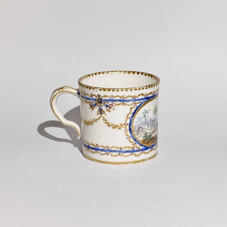 Tasse mignonnette en porcelaine tendre de Sèvres - XVIIIe siècle