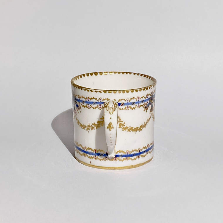 Tasse mignonnette en porcelaine tendre de Sèvres - XVIIIe siècle