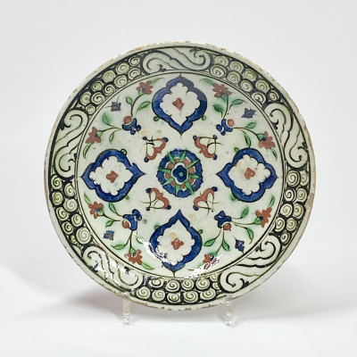 Iznik - Plat à décor de quatre mandorles - XVIIe siècle