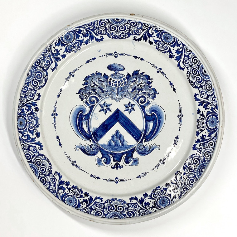 Rouen - Grand plat à décor d’armoiries - Premier tiers du XVIIIe siècle