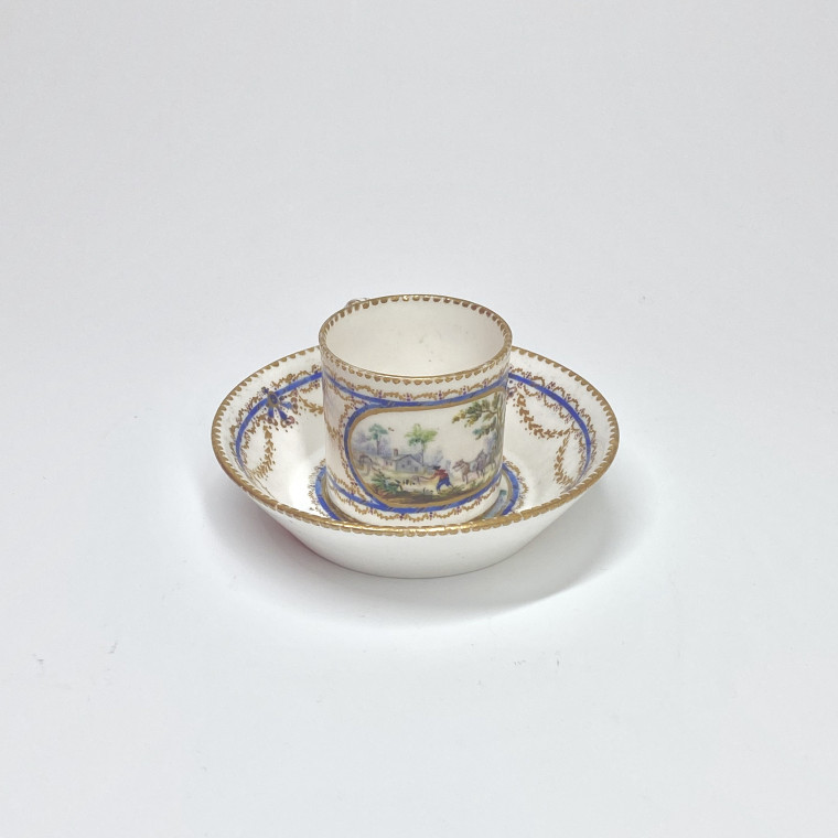 Tasse mignonnette en porcelaine tendre de Sèvres - XVIIIe siècle