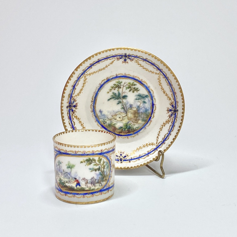 Tasse mignonnette en porcelaine tendre de Sèvres - XVIIIe siècle