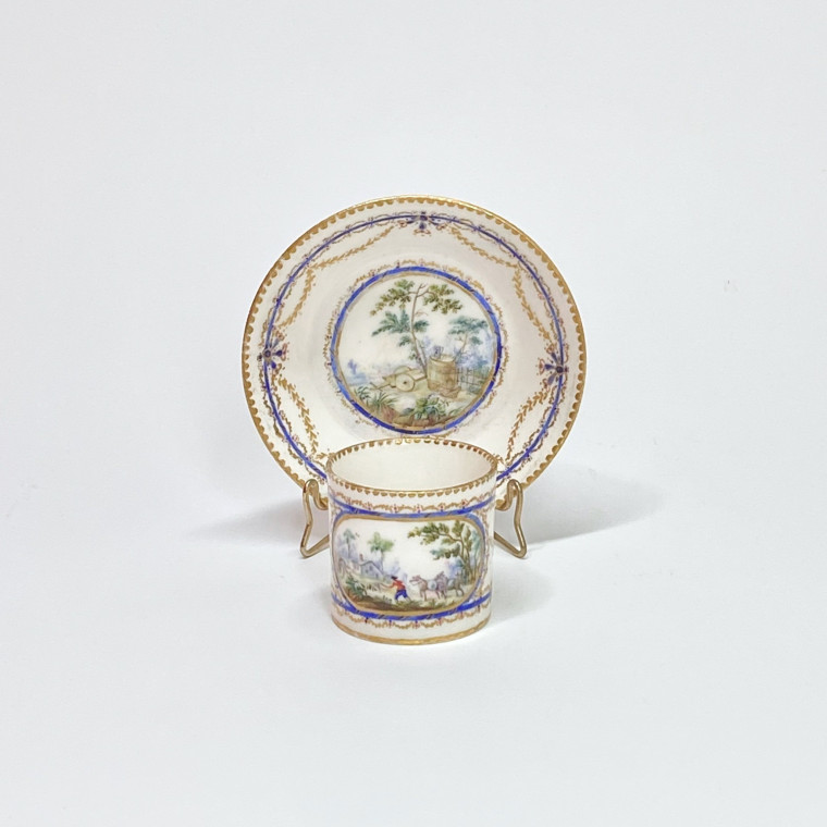 Tasse mignonnette en porcelaine tendre de Sèvres - XVIIIe siècle