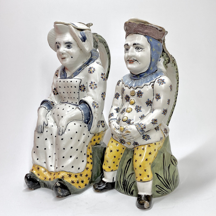 Lille - Pair of "Jacquot et Jacqueline" pitchers - Eighteenth century
