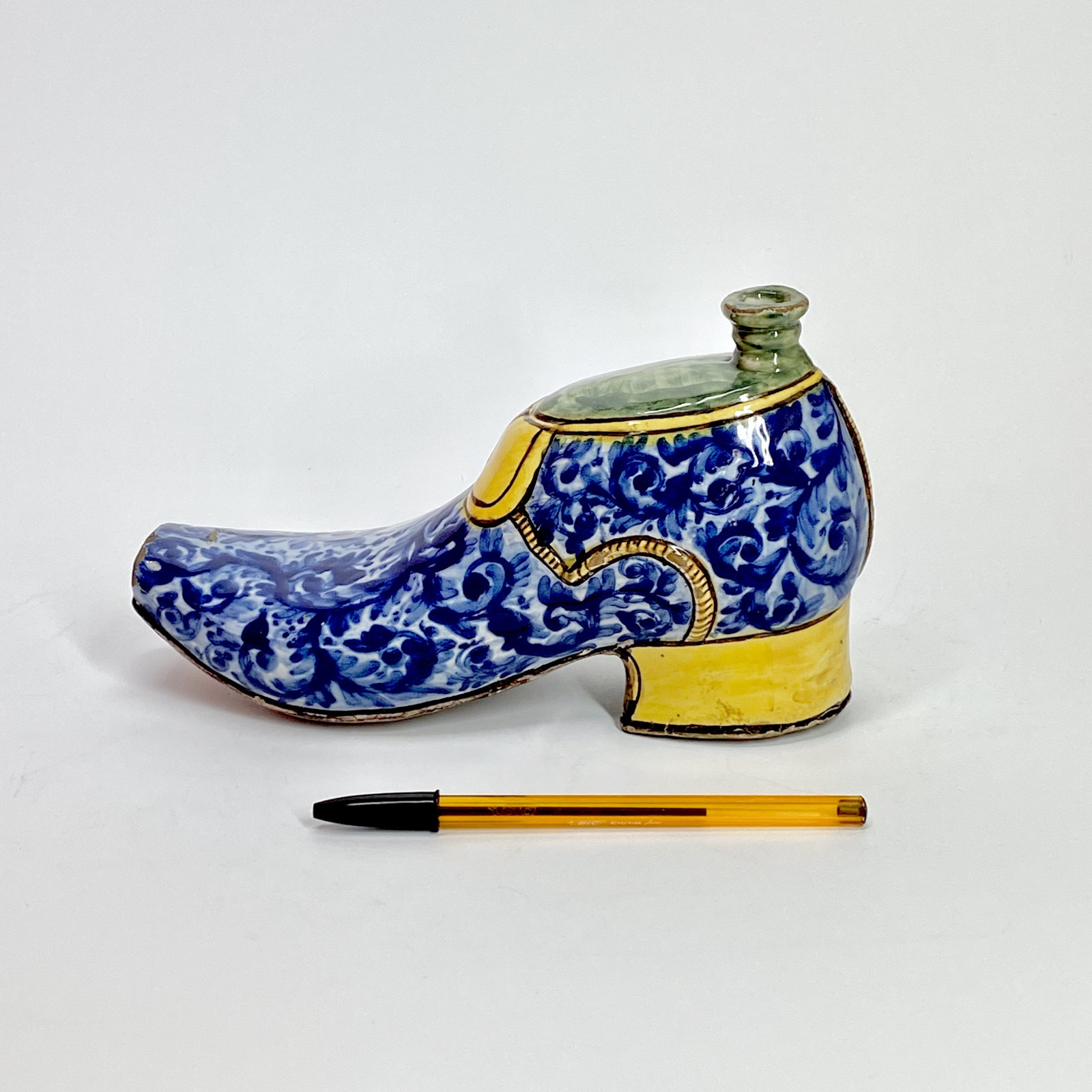 Caltagirone (Sicile) - Gourde en forme de soulier - Fin du XVIIe Début du XVIIIe siècle.