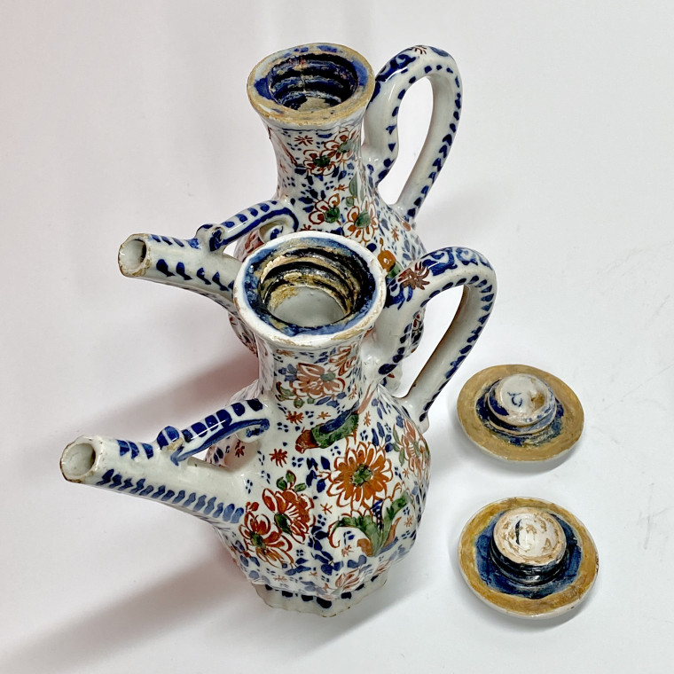 Delft - Rare porte-Huilier polychrome à trois compartiments - XVIIIe siècle