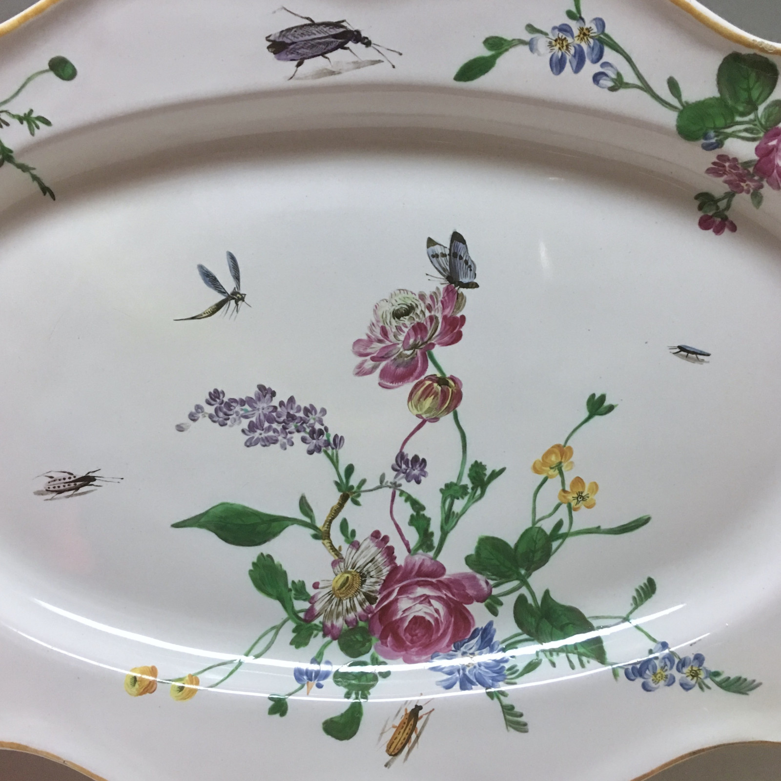 Marseille - Grand plat à décor floral et insectes - Fabrique de Robert - XVIIIe siècle