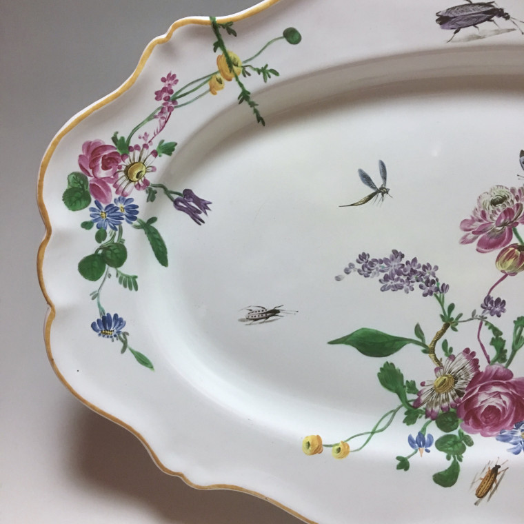 Marseille - Grand plat à décor floral et insectes - Fabrique de Robert - XVIIIe siècle