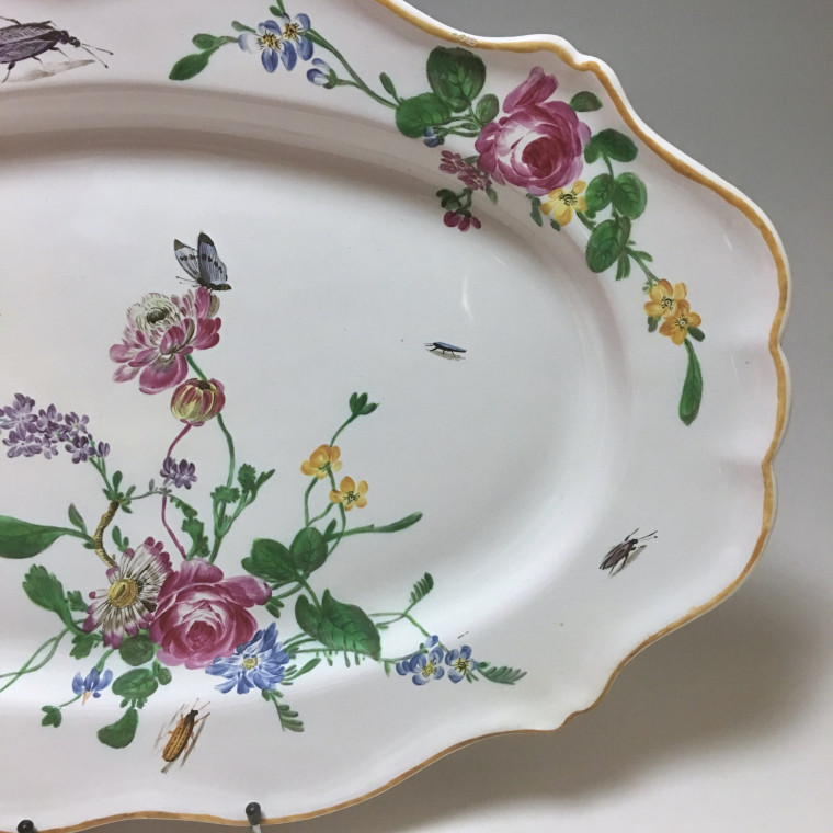 Marseille - Large dish with floral decoration and insects - Fabrique de Robert - Eighteenth century