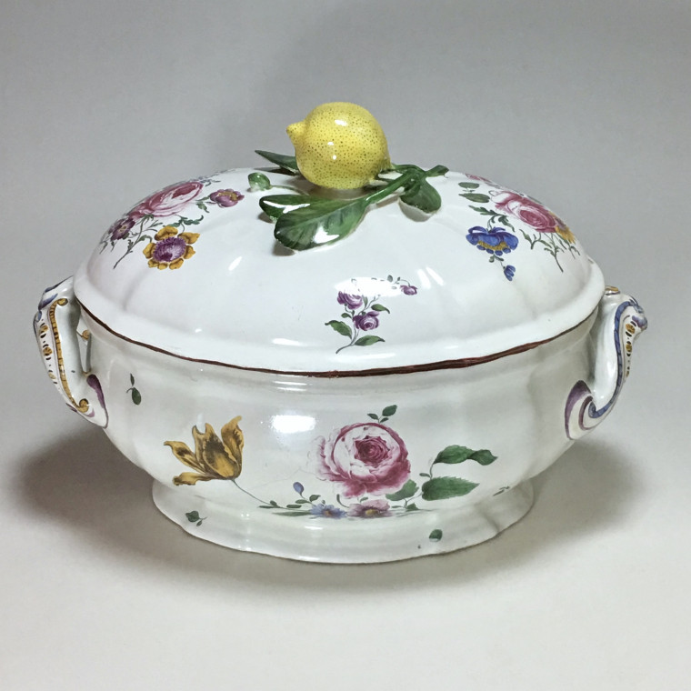 Strasbourg - Manufacture de Paul Hannong - Terrine decorated with fine flowers - Eighteenth century
