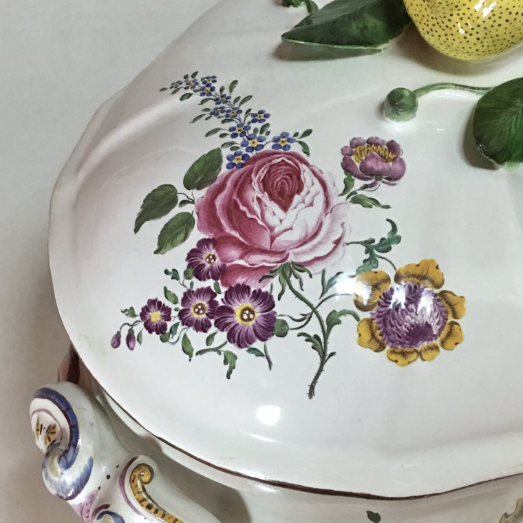 Strasbourg - Manufacture de Paul Hannong - Terrine à décor de fleurs fines - XVIIIe siècle
