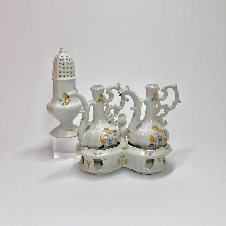 Alcora - Oil cruet holder and cruets with polychrome decoration - Eighteenth century