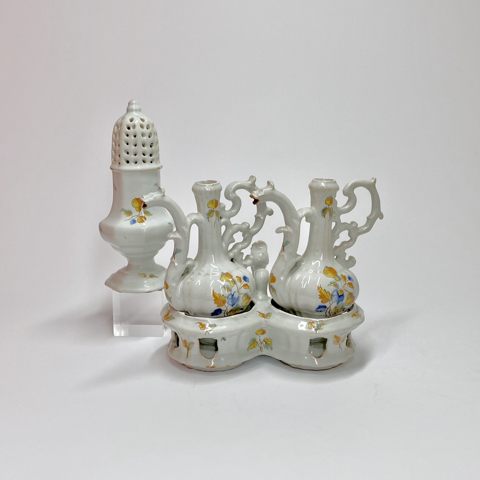 Alcora - Oil cruet holder and cruets with polychrome decoration - Eighteenth century