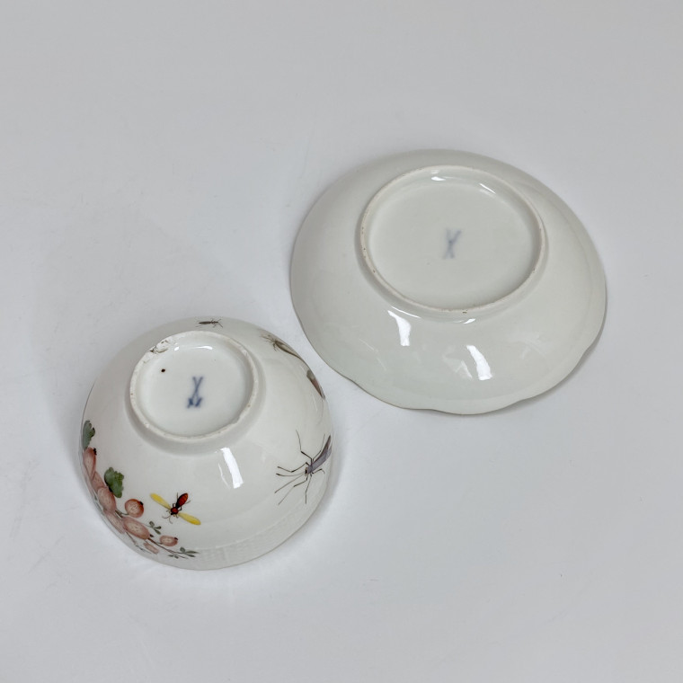 Meissen - Tasse et sa soucoupe à décor de légumes et insectes - XVIIIe siècle - vers 1745-1750