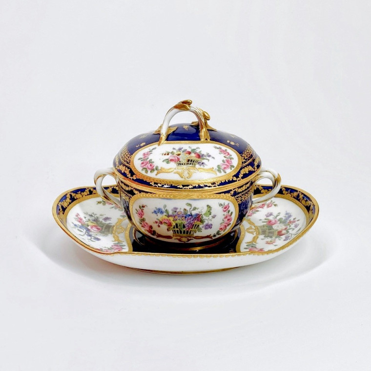 Sèvres - Ecuelle à bouillon à fond bleu nouveau - XVIIIe siècle