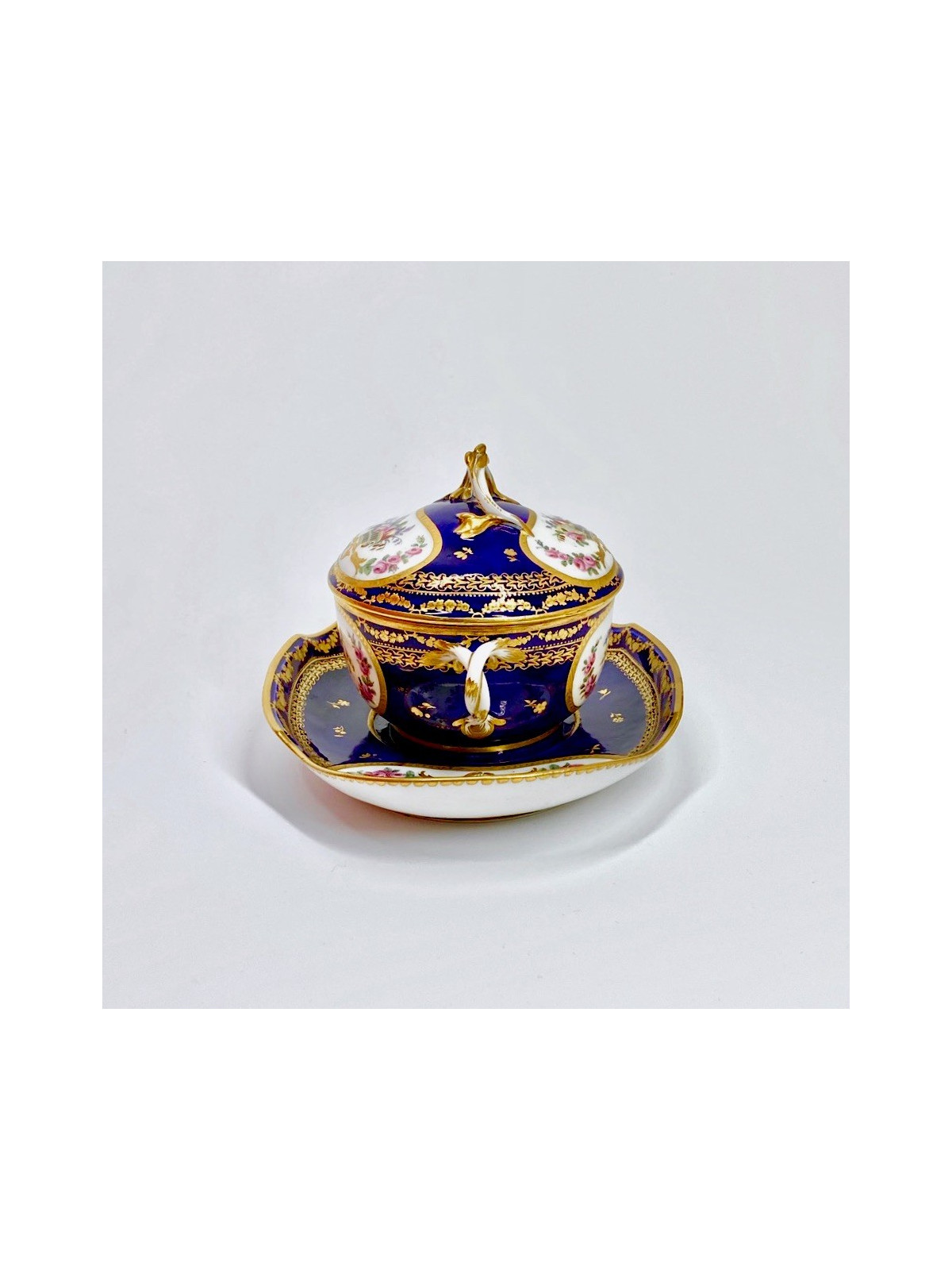 Sèvres - Ecuelle à bouillon à fond bleu nouveau - XVIIIe siècle