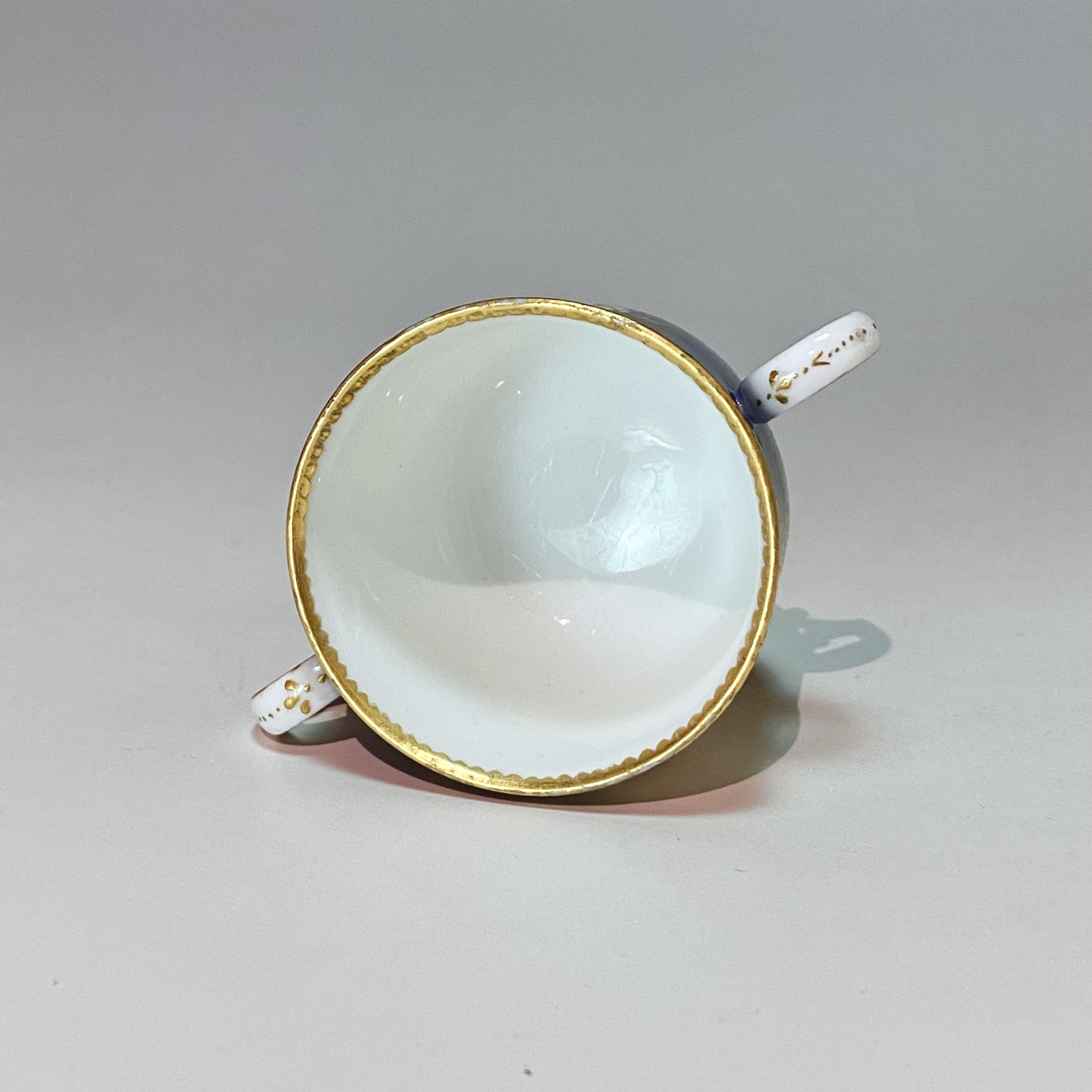 Vincennes-Sèvres - Tasse à toilette à décor d'oiseaux en vol - XVIIIe siècle