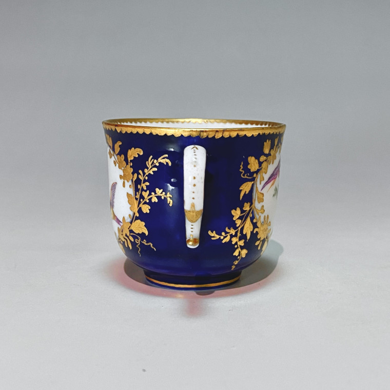 Vincennes-Sèvres - Tasse à toilette à décor d'oiseaux en vol - XVIIIe siècle