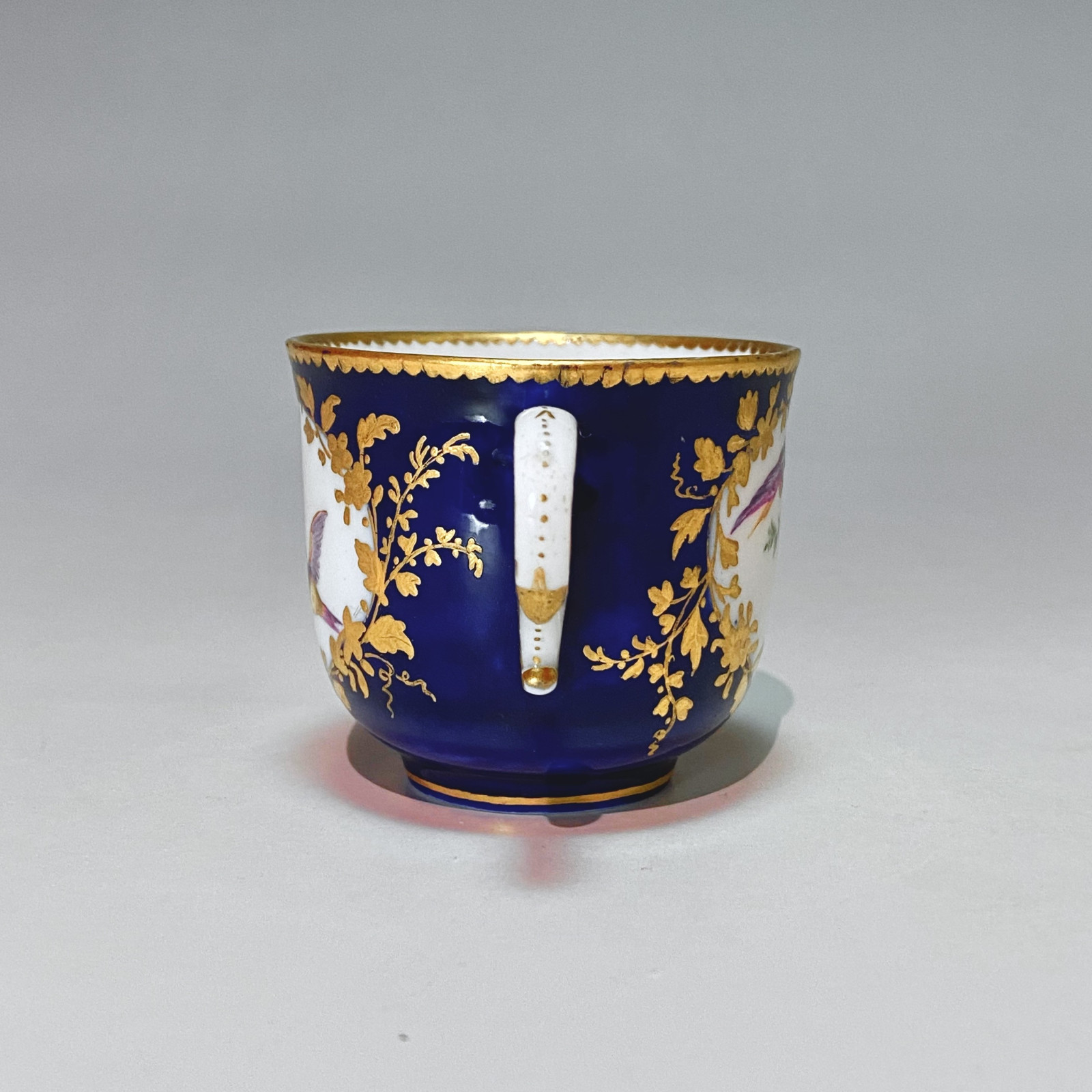Vincennes-Sèvres - Tasse à toilette à décor d'oiseaux en vol - XVIIIe siècle