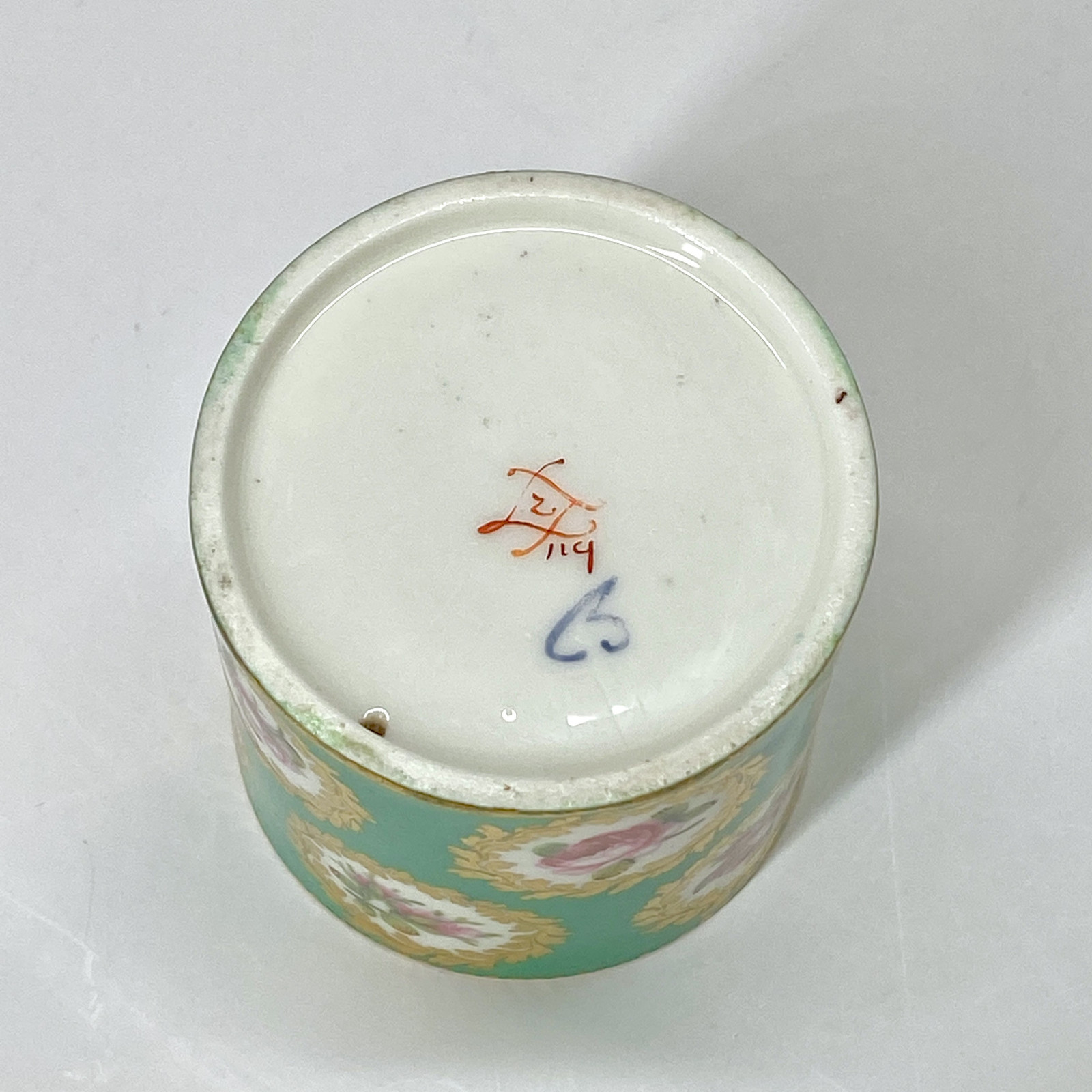 Sèvres. Pot à fard en porcelaine tendre à fond vert - XVIIIe siècle