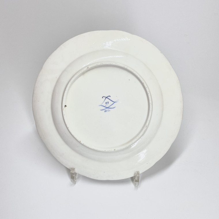 Sèvres - Assiette en porcelaine tendre décorée aux barbeaux - XVIIIe siècle