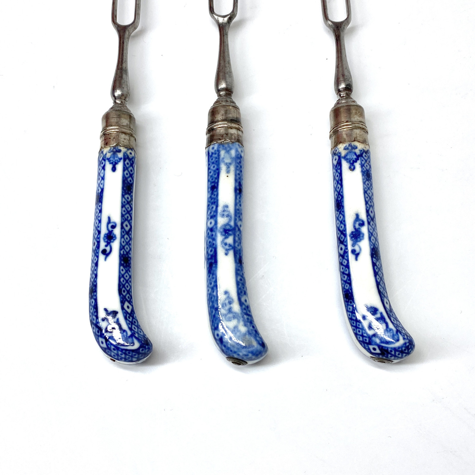 Trois fourchettes avec manche en porcelaine de Saint-Cloud - Vers 1710-1730