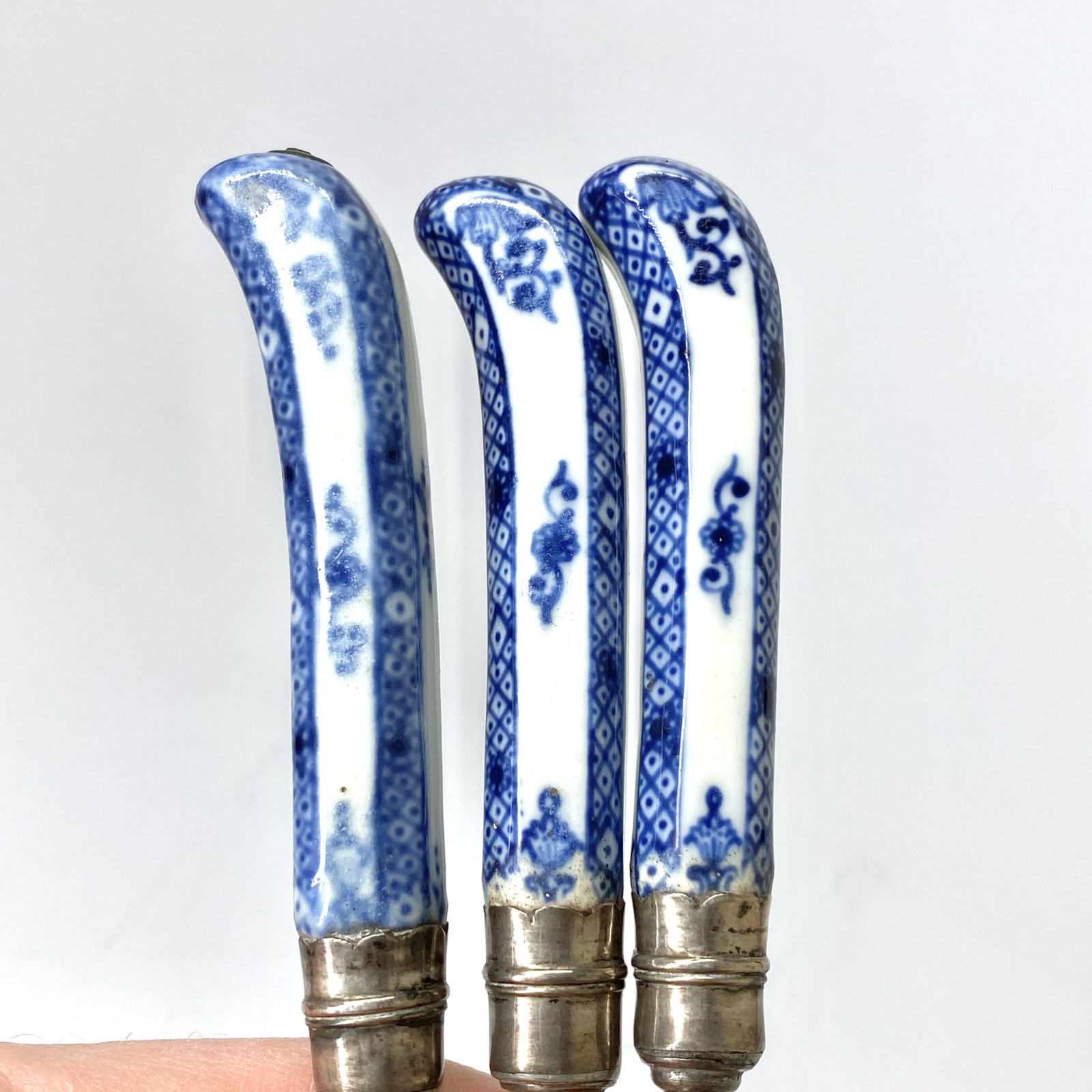 Trois fourchettes avec manche en porcelaine de Saint-Cloud - Vers 1710-1730