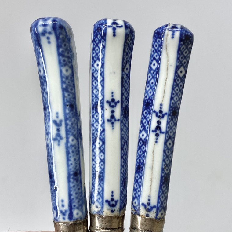 Trois fourchettes à manche en porcelaine de Saint-Cloud - Vers 1710-1730