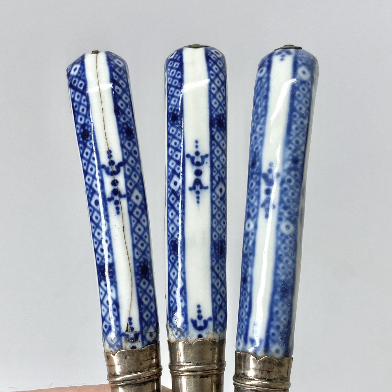 Trois fourchettes avec manche en porcelaine de Saint-Cloud - Vers 1710-1730