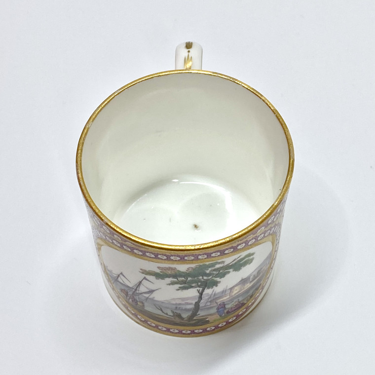 Sèvres – Tasse et sa soucoupe à décor de scènes maritimes - XVIIIe siècle