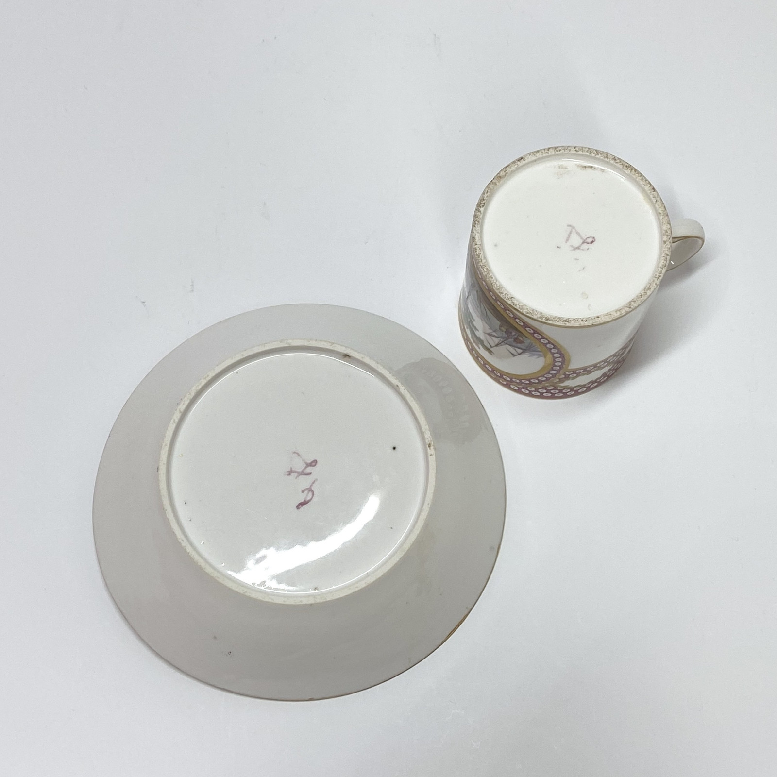 Sèvres – Tasse et sa soucoupe à décor de scènes maritimes - XVIIIe siècle