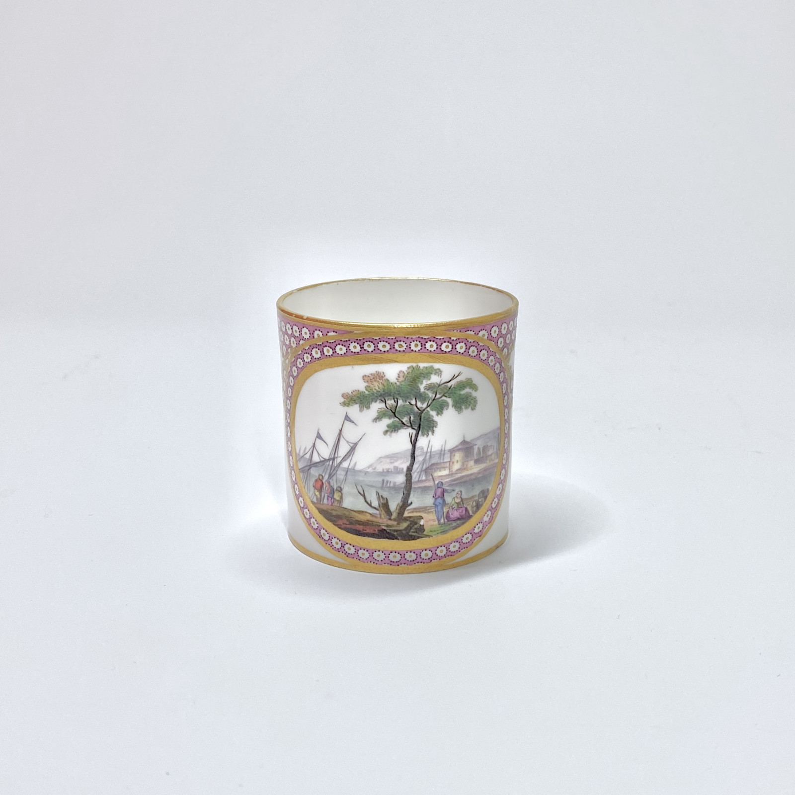 Sèvres – Tasse et sa soucoupe à décor de scènes maritimes - XVIIIe siècle
