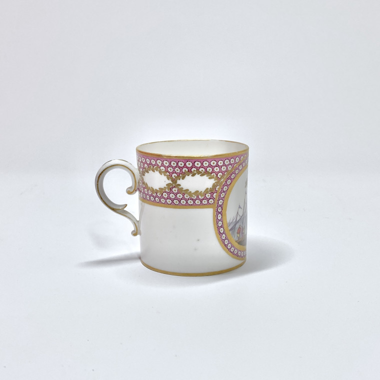 Sèvres – Tasse et sa soucoupe à décor de scènes maritimes - XVIIIe siècle