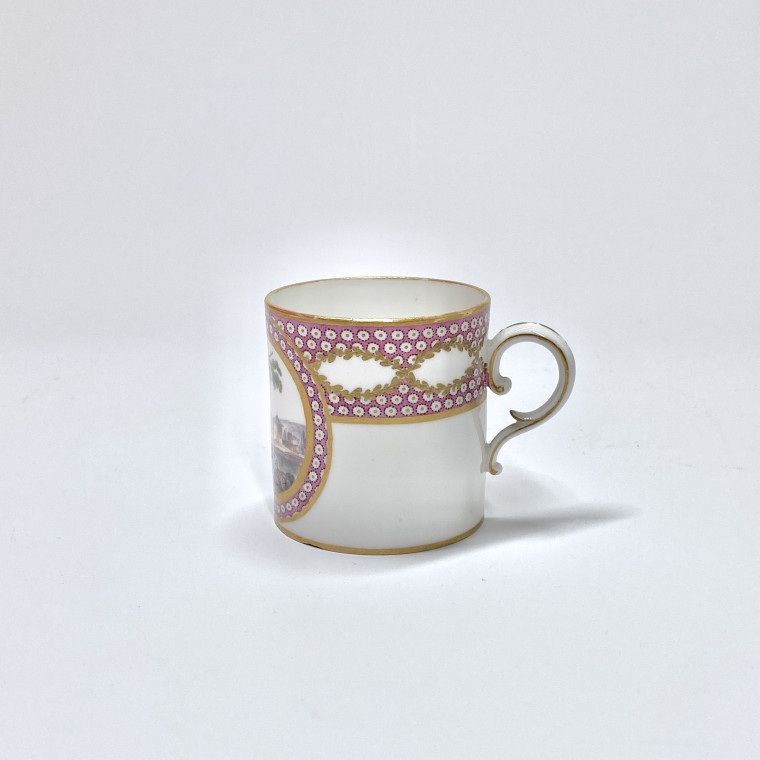 Sèvres – Tasse et sa soucoupe à décor de scènes maritimes - XVIIIe siècle