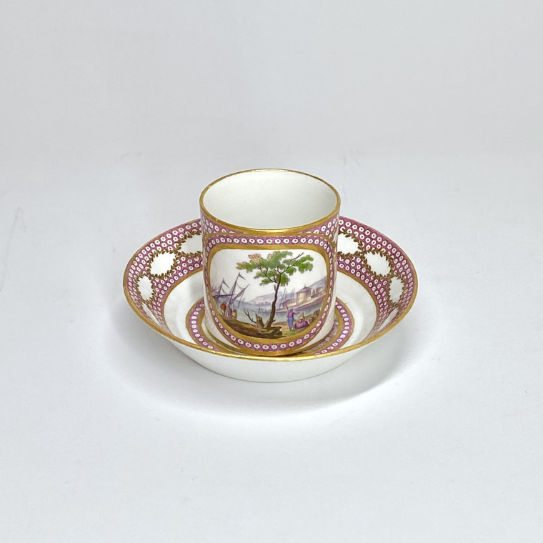 Sèvres – Tasse et sa soucoupe à décor de scènes maritimes - XVIIIe siècle