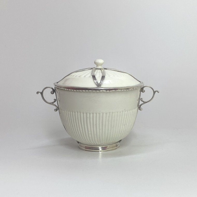 Saint-Cloud - Covered pot mounted in silver - Eighteenth century