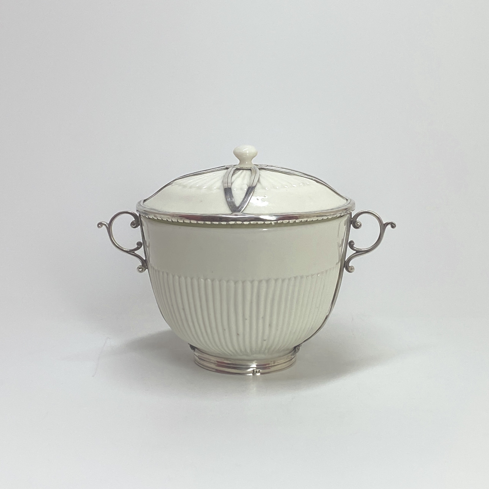 Saint-Cloud - Pot couvert monté en argent - XVIIIe siècle