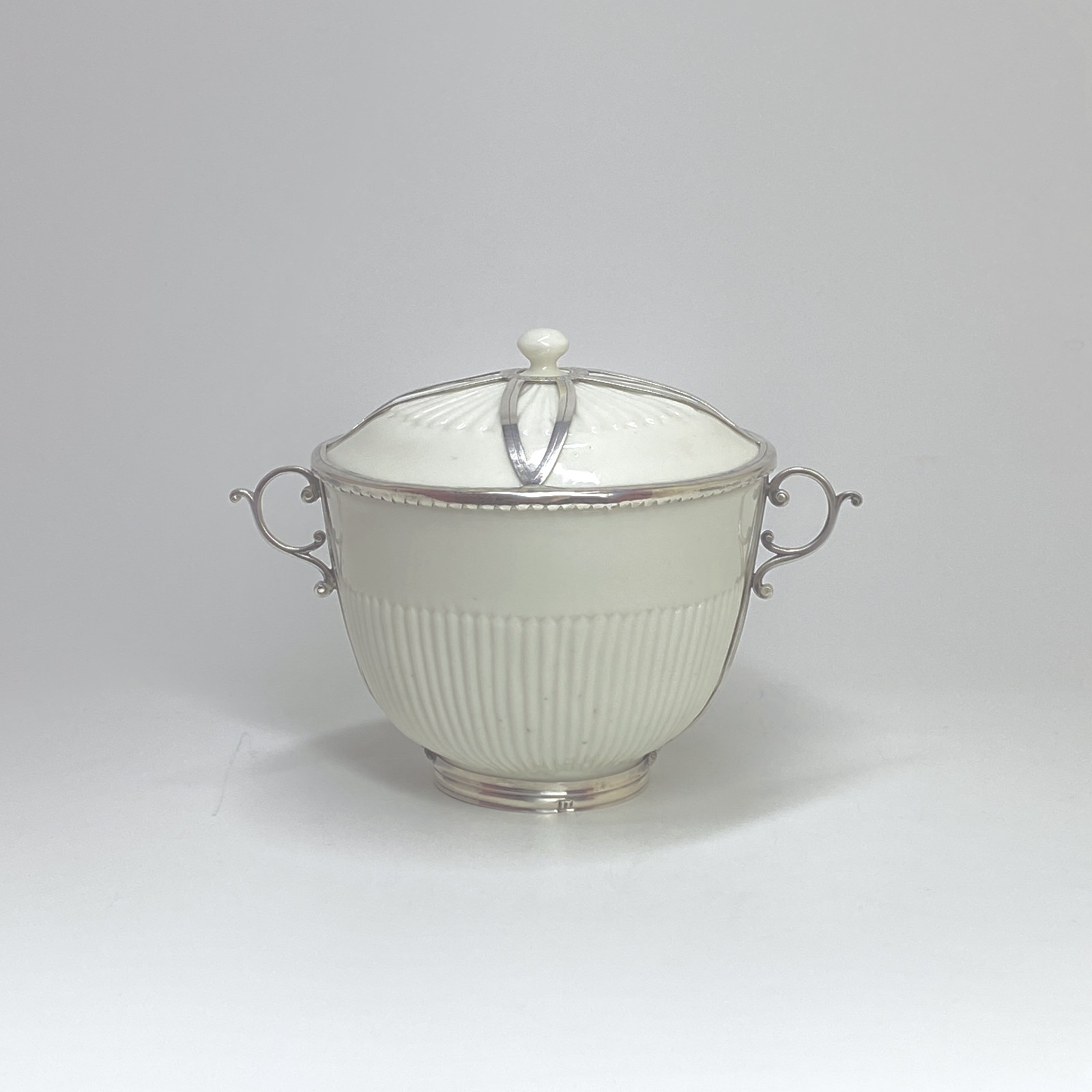 Saint-Cloud - Pot couvert monté en argent - XVIIIe siècle