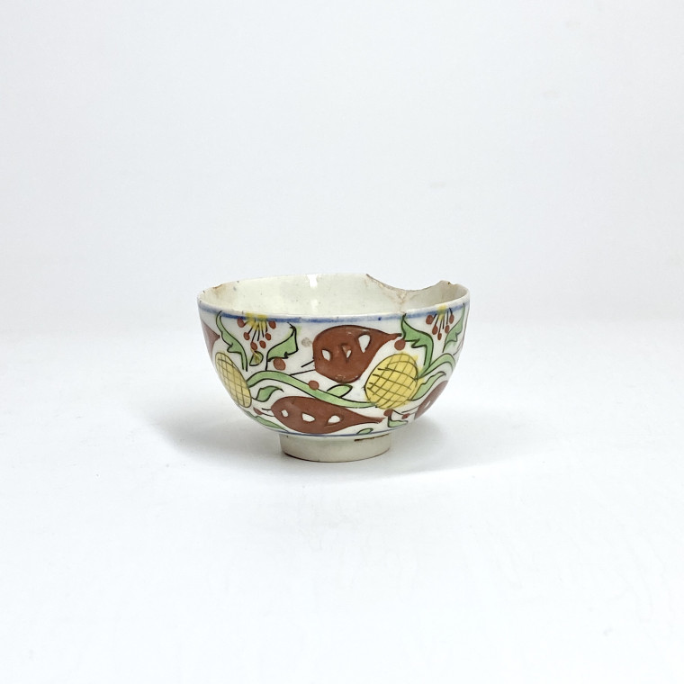 Kütahya - Deux gobelets et une tasse à décor polychrome stylisé -  XVIIIe siècle