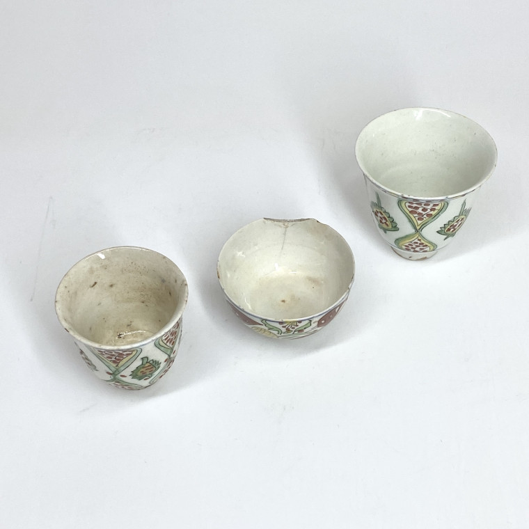 Kütahya - Deux gobelets et une tasse à décor polychrome stylisé -  XVIIIe siècle