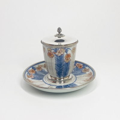 Grand gobelet et sa soucoupe en porcelaine du Japon du XVIIIe siècle monté en argent au XIXe siècle.