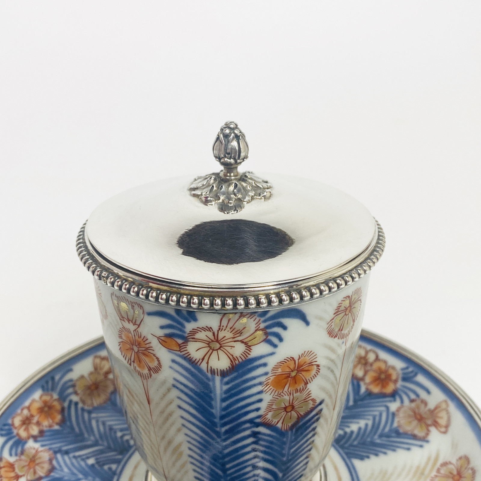 Grand gobelet et sa soucoupe en porcelaine du Japon - XVIIIe siècle monté en argent au XIXe siècle.