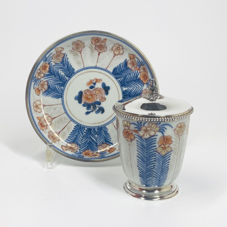 Grand gobelet et sa soucoupe en porcelaine du Japon - XVIIIe siècle monté en argent au XIXe siècle.