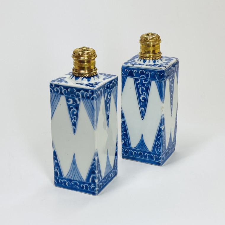 Paire de flacons en porcelaine de Chine d’époque Kangxi - Bouchons en bronze doré d’époque régence