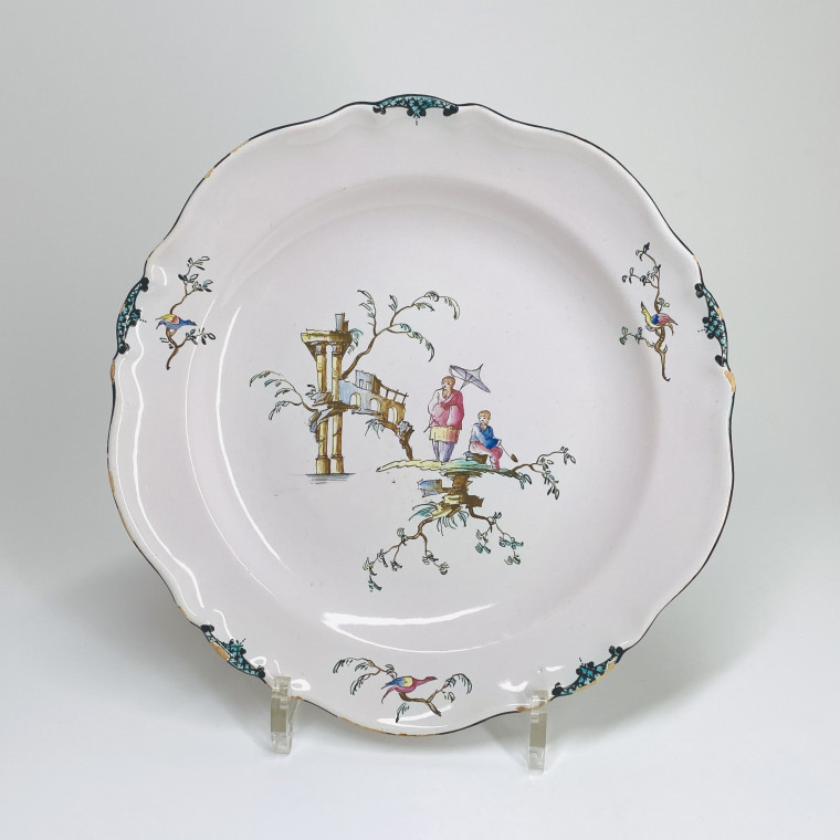 Marseille (Veuve Perrin) Assiette décorée dans le style de Pillement - XVIIIe siècle - VENDU