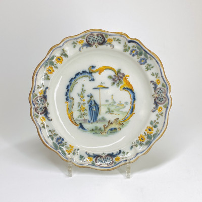 Turin - Assiette figurant un oriental tenant une ombrelle - XVIIIe siècle