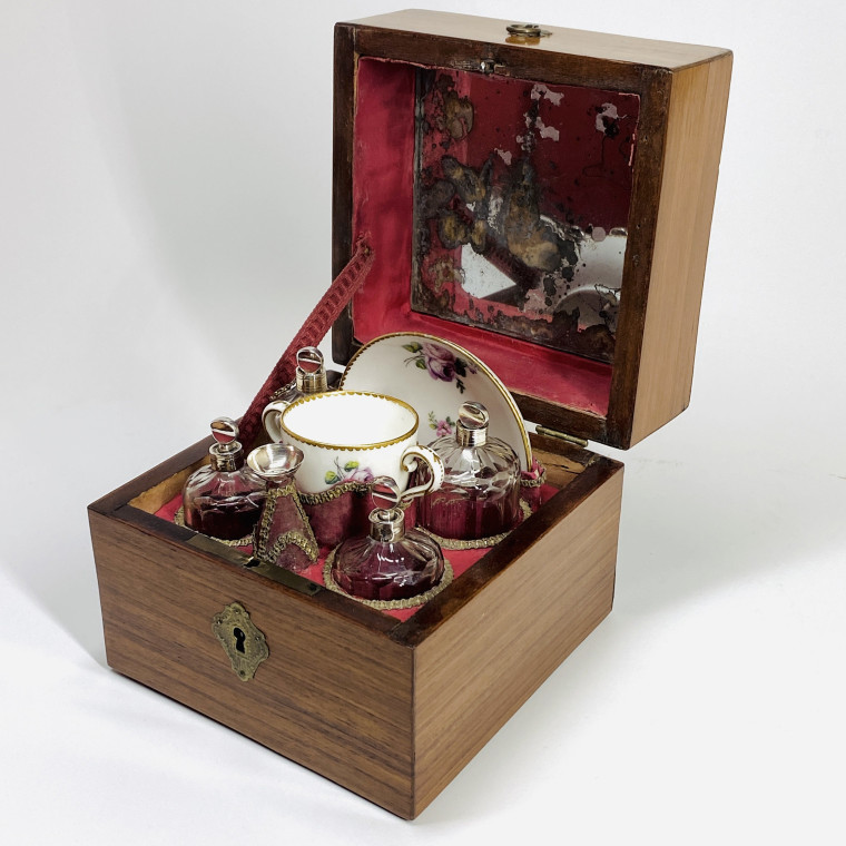 Coffret à parfum de voyage d'époque Louis XVI