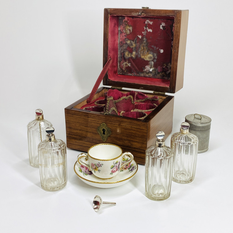 Coffret à parfum de voyage d'époque Louis XVI