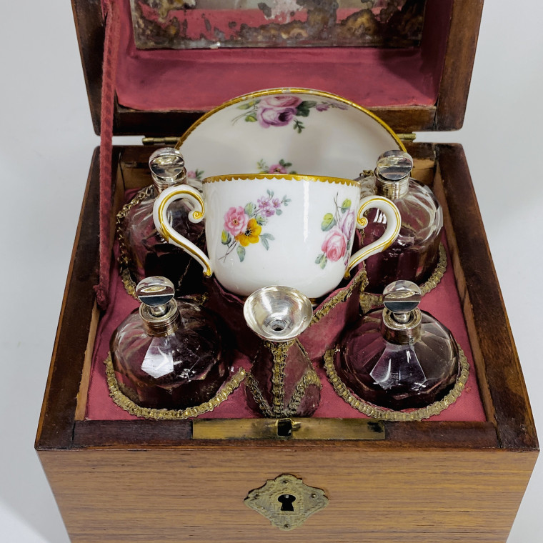 Coffret à parfum de voyage d'époque Louis XVI